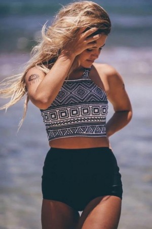 Süßes Bikinioberteil mit geometrischem Print und schwarzem gerafftem Boden